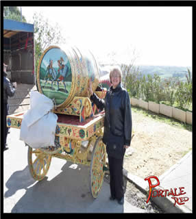 foto ester navarra e carretto siciliano
